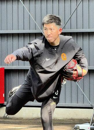 　シャドーピッチングをする戸郷