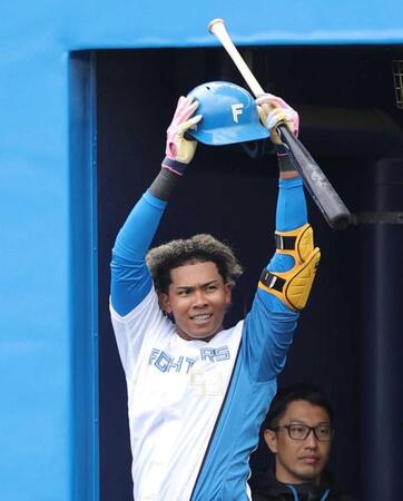 　３回、２打席連続となるソロを放ち、ベンチ前でポーズを決める水谷