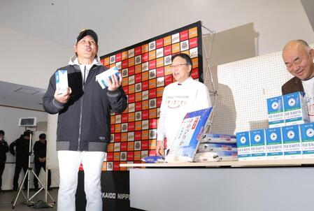 贈呈された牛乳を手に笑顔を見せる新庄監督（撮影・西岡正）
