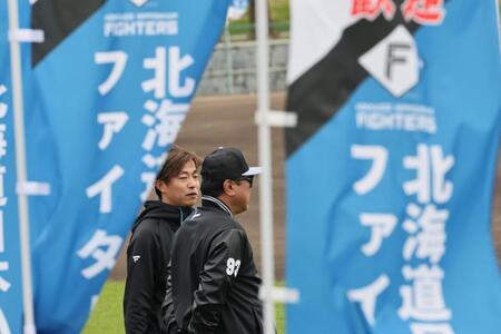 片山コーチ（右）と話をする島本（撮影・田中太一）