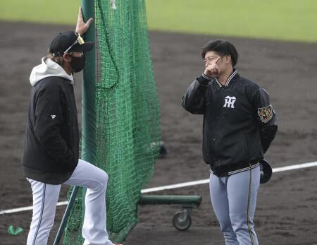 日本ハム・新庄監督と話す阪神・坂本