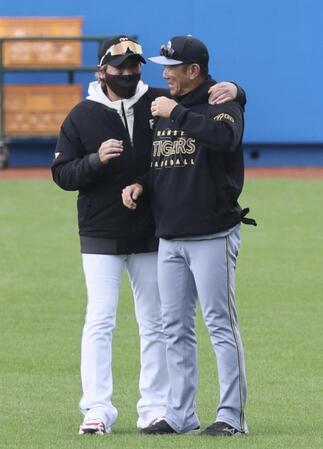 阪神・田中コーチ（右）と話をする新庄監督（撮影・田中太一）