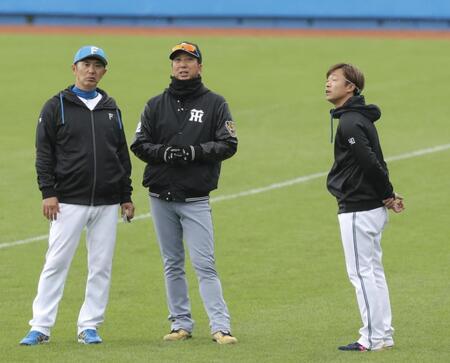 藤川監督（中央）と話す山田コーチ（左）と島本