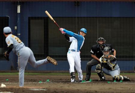 ６回、右前打を放つ（投手　椎葉、捕手　嶋村）西川（撮影・山口登）