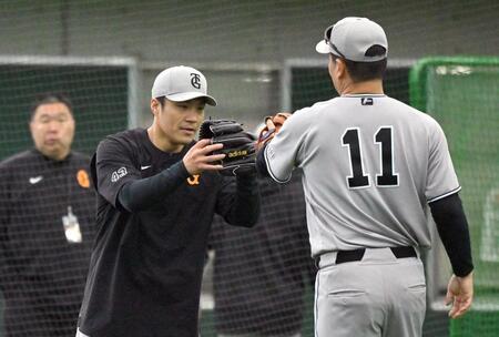 キャッチボールを終え田中将（右）とタッチする則本