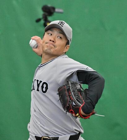 ブルペンで投球練習する則本