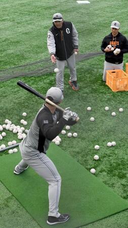 石塚（手前）にトスを上げる阿部監督（撮影・佐藤厚）