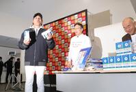 贈呈された牛乳を手に笑顔を見せる新庄監督（撮影・西岡正）