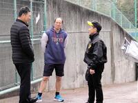 タレントのますだおかだ・増田英彦から激励を受けた青柳　左は元阪神の関本賢太郎氏