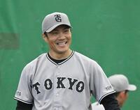 投球練習の合間に笑顔を見せる則本