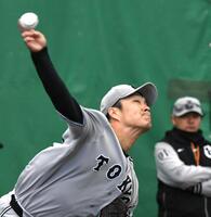 ブルペンで投げ込む則本（撮影・佐藤厚）