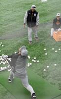 阿部監督（奥）がトスを上げたボールを打つ石塚（撮影・佐藤厚）