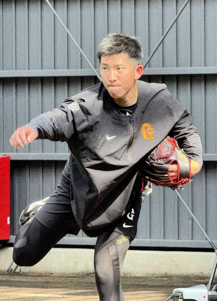 　シャドーピッチングをする戸郷