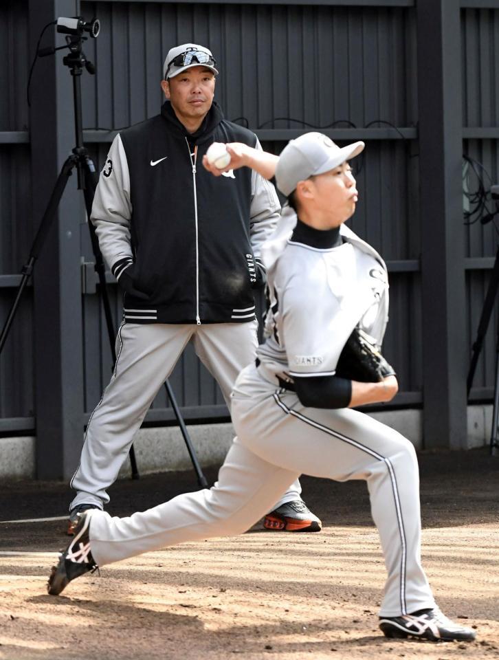 　森田（右）のピッチングを見る阿部監督（撮影・佐藤厚）