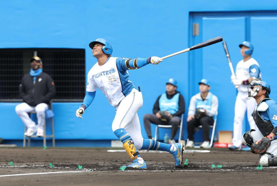 　１回、先制ソロを放つ水谷（撮影・西岡正）