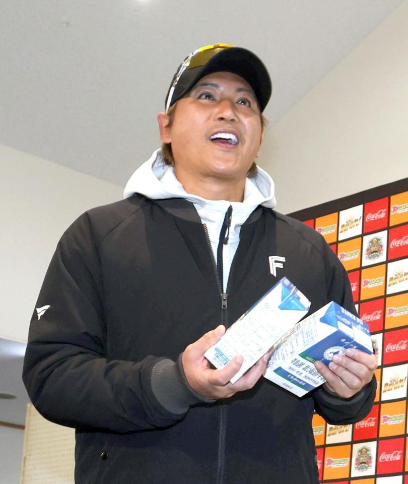 贈呈された牛乳を手に笑顔を見せる新庄監督（撮影・西岡正）