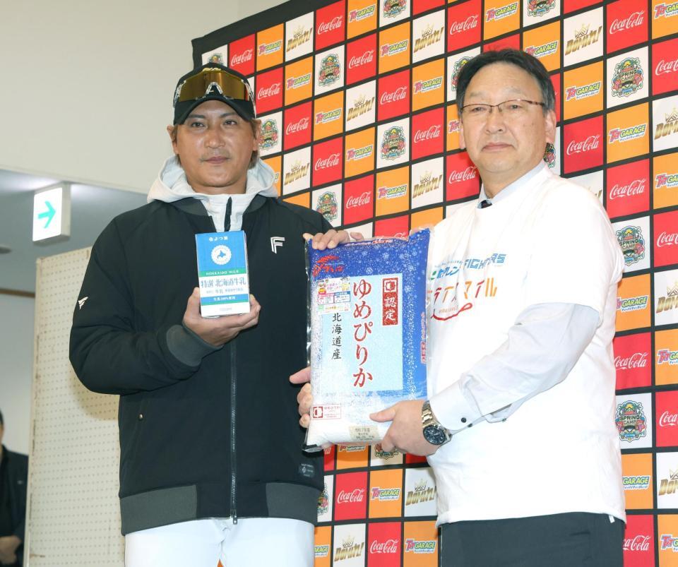 ホクレン・徳田善一代表理事副会長（右）から道産農畜産物の贈呈を受ける新庄監督（撮影・西岡正）