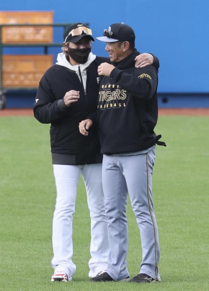 阪神・田中コーチ（右）と話をする新庄監督（撮影・田中太一）