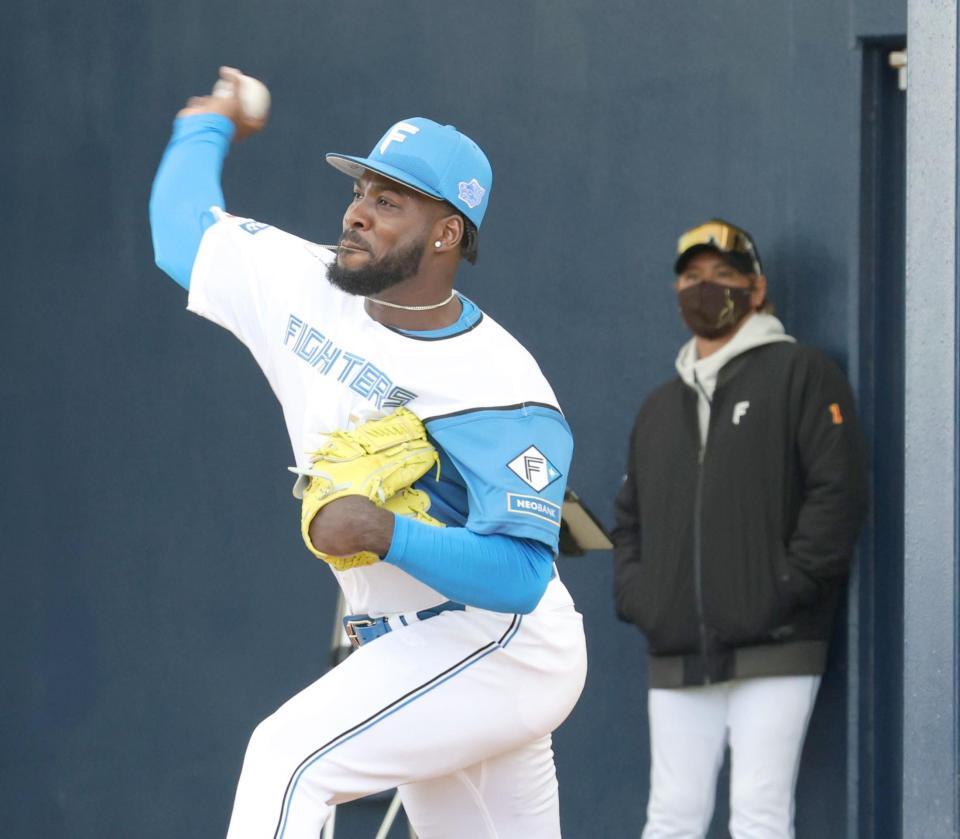 新庄監督（右）の前で投球するラオ（撮影・西岡正）