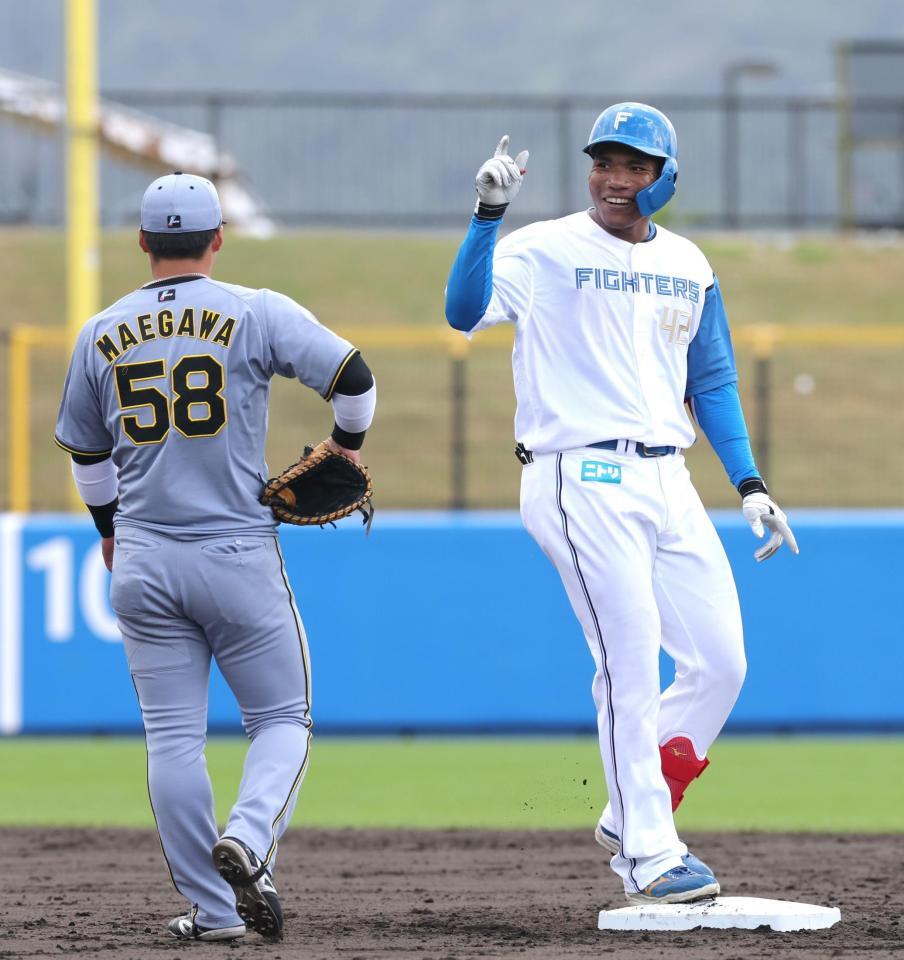 ４回、二塁打を放ち、ベンチへ向かってポーズを決めるエドポロ（撮影・西岡正）