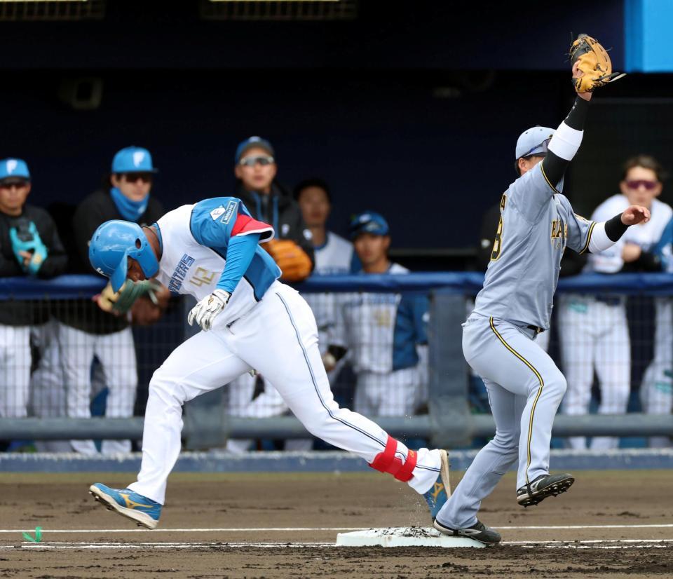 １回、遊内野安打を放ち一塁を駆け抜けるエドポロ（撮影・山口登）