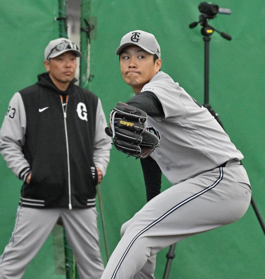 阿部監督（左）の前で投球練習する則本