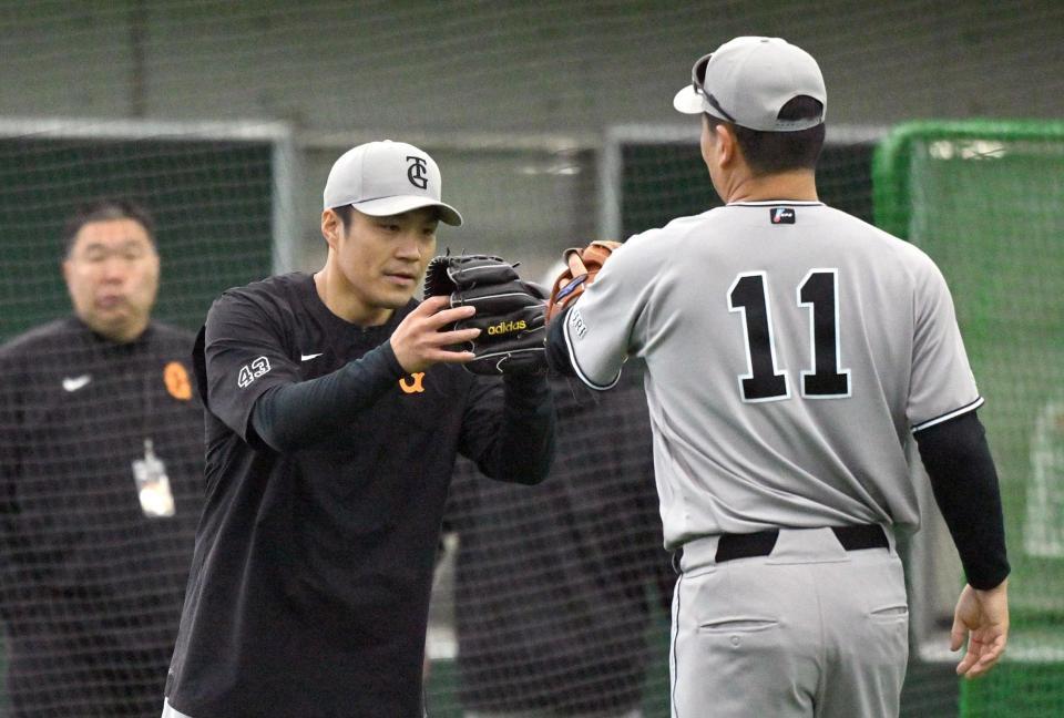 キャッチボールを終え田中将（右）とタッチする則本