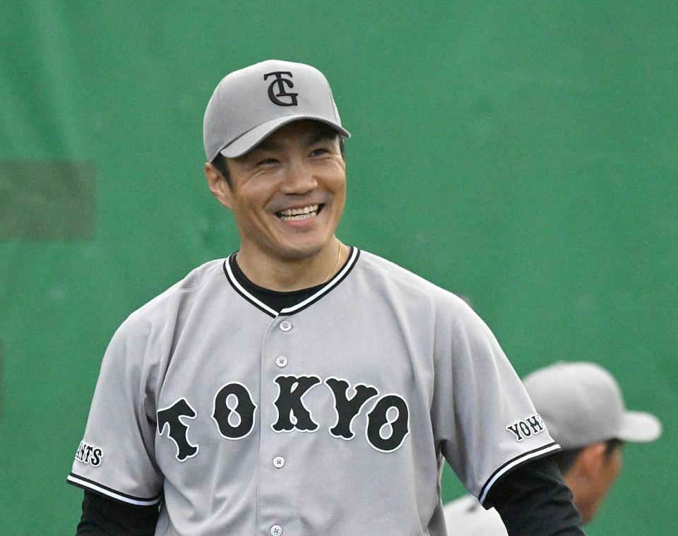 投球練習の合間に笑顔を見せる則本