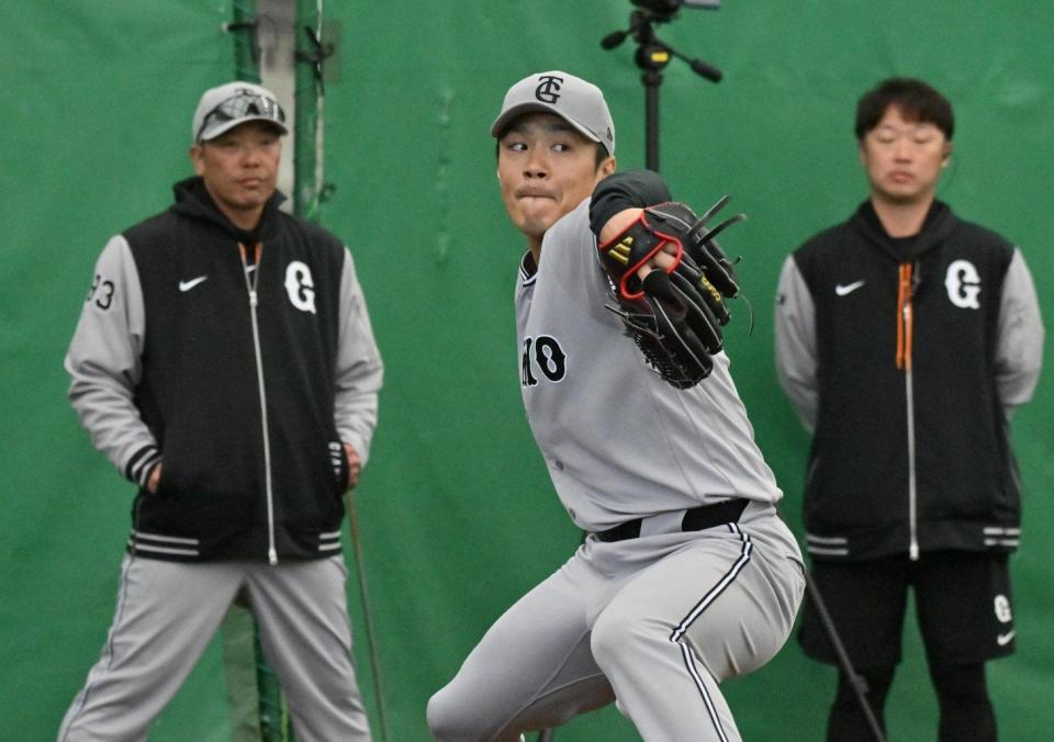 阿部監督（左）の前で投球練習する則本