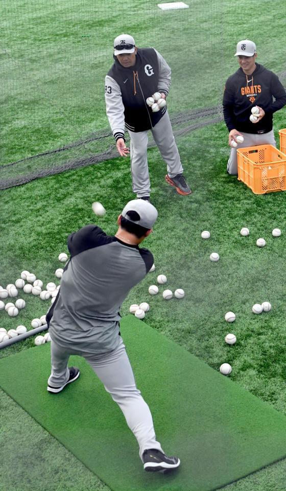 石塚（手前）にトスを上げる阿部監督（撮影・佐藤厚）