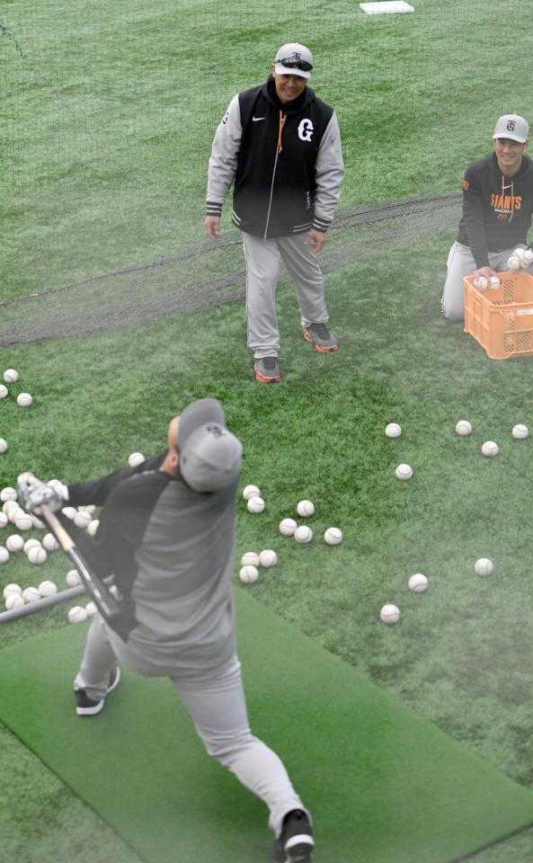 阿部監督（奥）がトスを上げたボールを打つ石塚（撮影・佐藤厚）