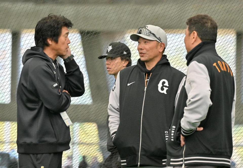 巨人キャンプを訪れたソフトバンクの城島健司ＣＢＯ（左端）と話す阿部監督（前列中央）