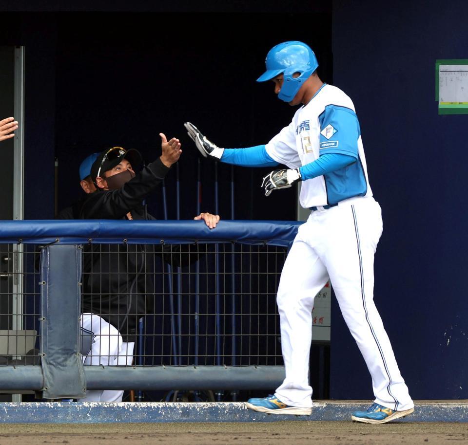 ４回、新庄監督（左）は生還したエドポロを迎える（撮影・山口登）