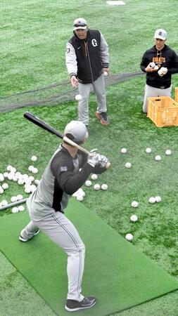 　石塚（手前）を指導する阿部監督（撮影・佐藤厚）