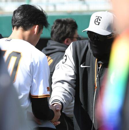 ライブＢＰ登板を終えた板東（左）と握手する阿部監督（撮影・佐藤厚）