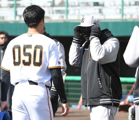 ライブＢＰ登板を終え、阿部監督（右）にあいさつする板東（撮影・佐藤厚）