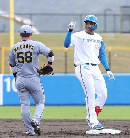 　４回、二塁打を放ち、ベンチへポーズを決めるエドポロ（撮影・西岡正）