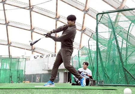 休日返上でバットを振る泉口（中央）と中山（右）＝撮影・佐藤厚