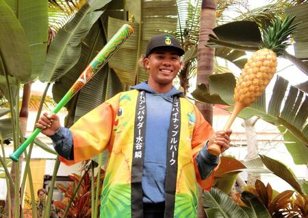 両手にパインバットを持ってポーズをとる水谷