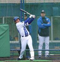 相川監督（右）が見守る前でフリー打撃を行う宮下（撮影・西岡正）