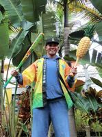 両手にパインバットを持ってポーズをとる水谷