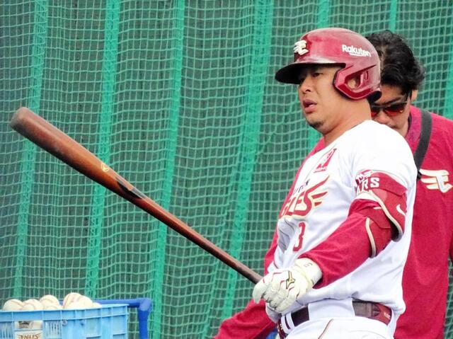 ティー打撃する楽天の浅村