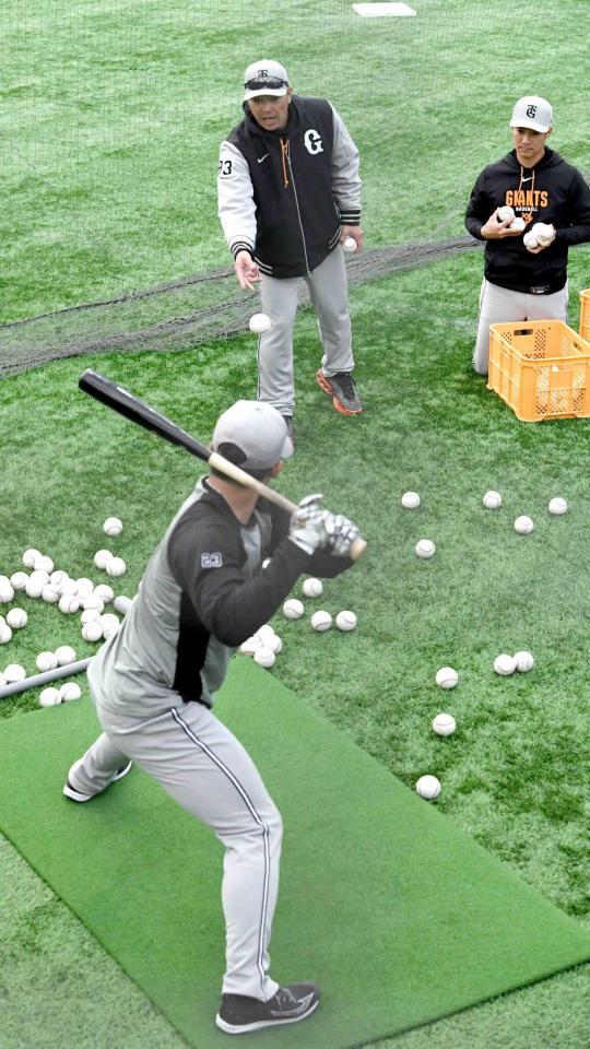 　石塚（手前）を指導する阿部監督（撮影・佐藤厚）