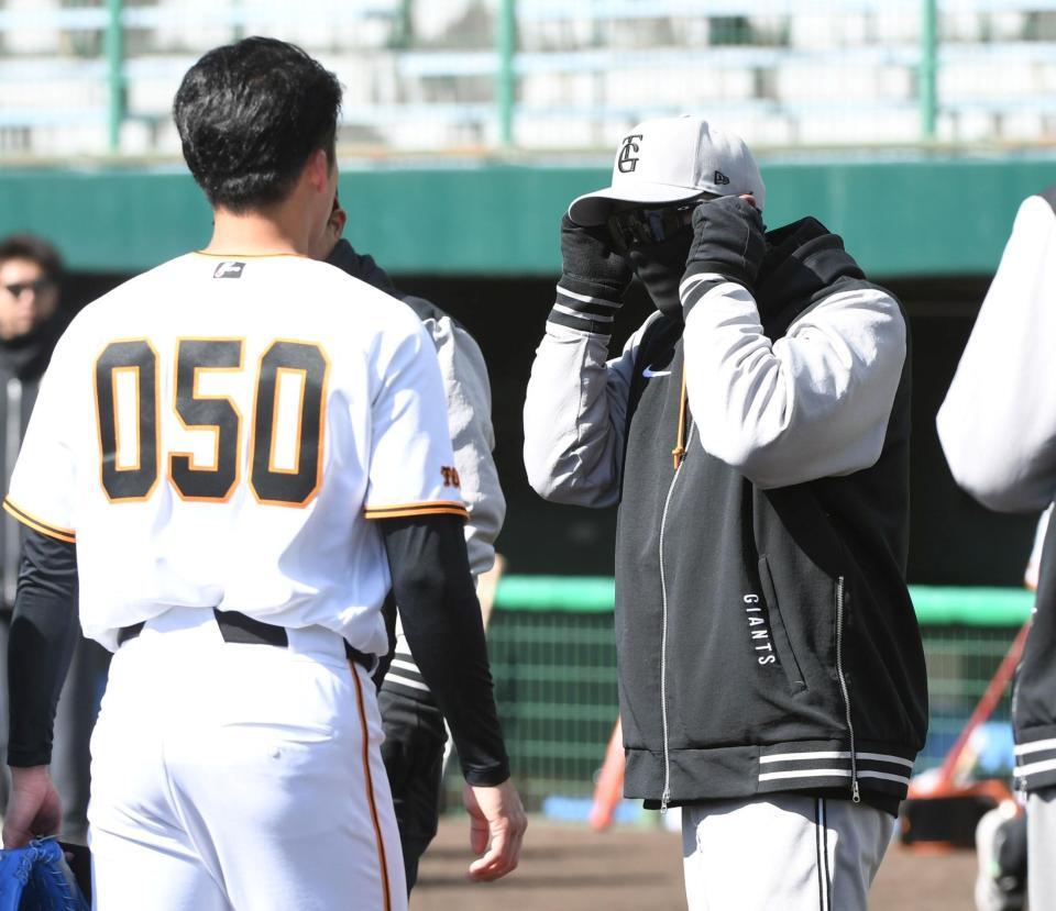 ライブＢＰ登板を終え、阿部監督（右）にあいさつする板東（撮影・佐藤厚）