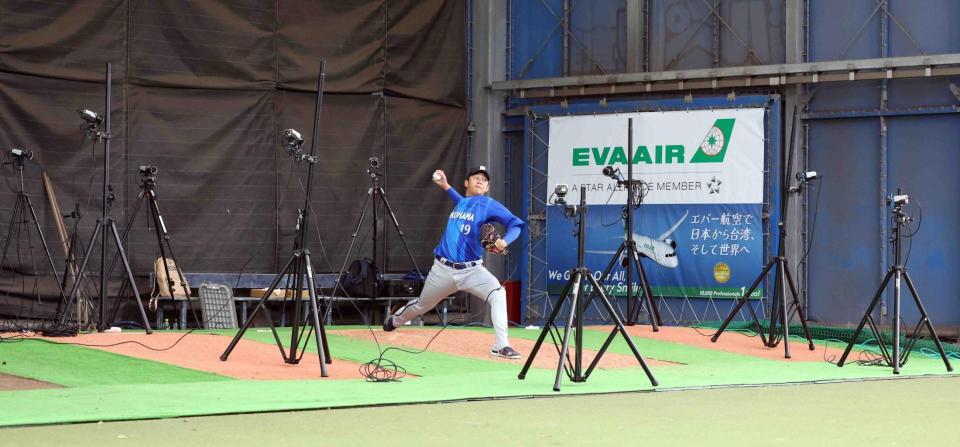 　多くのカメラに囲まれて投球する山崎（撮影・佐々木彰尚）