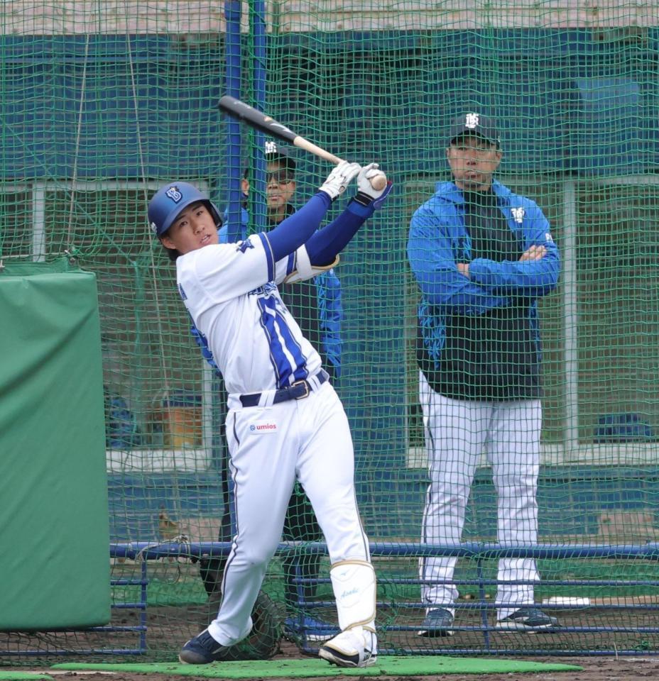 相川監督（右）が見守る前でフリー打撃を行う宮下（撮影・西岡正）