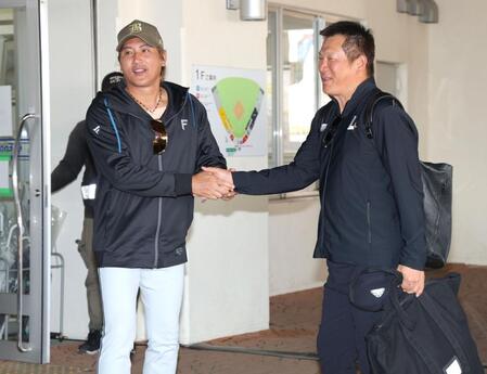 臨時コーチの山崎武司氏（右）を迎える新庄監督（撮影・西岡正）