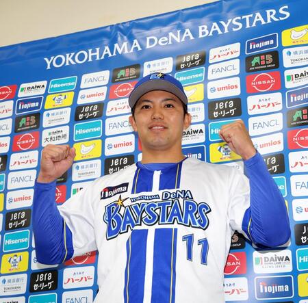 開幕投手を発表し、ポーズを決める東（撮影・西岡正）