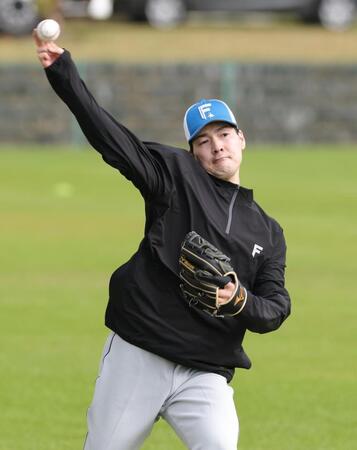 チームに合流し、キャッチボールする日本ハム・有原航平＝エナジックスタジアム名護（撮影・西岡正）