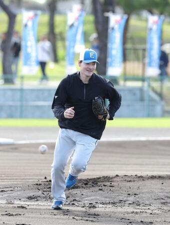 チーム縫い合流し、練習する日本ハム・有原航平＝エナジックスタジアム名護（撮影・西岡正）